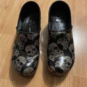 Sanita Skull & Bones EU 41 clogs